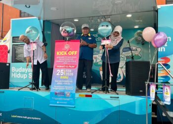 MEGAT Hashirat Hassan (tengah) membuat gimik perasmian Program Kick-Off Keselamatan Makanan di Bazar Ramadan Arau, Perlis, semalam.- UTUSAN/ASYRAF MUHAMMAD