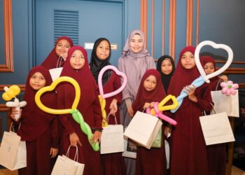 KEGEMBIRAAN jelas terpancar di wajah anak yatim yang menerima sumbangan pada Majlis Berbuka Puasa dan program tanggungjawab sosial korporat (CSR) Simfoni Rasa anjuran Kuantan 188 di Menara Kuantan 188 di Kuantan, Pahang.