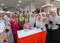 FADHLINA Sidek bersama sebahagian pelajar SMKA Maahad Muar, Johor selepas Program Jaulah Ramadan Komuniti KPM 2026 hari ini. - UTUSAN/AMRAN ALI