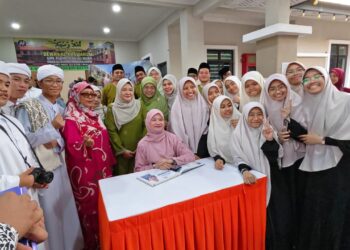 FADHLINA Sidek bersama sebahagian pelajar SMKA Maahad Muar, Johor selepas Program Jaulah Ramadan Komuniti KPM 2026 hari ini. - UTUSAN/AMRAN ALI