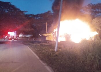 SEORANG warga emas maut dalam kebakaran sebuah bengkel motosikal dan tempat memproses durian di Kampung Bukit Koman di Raub, Pahang. - GAMBAR IHSAN JBPM PAHANG