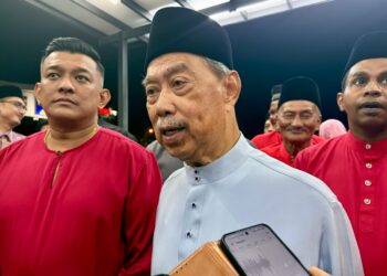 MUHYIDDIN Yassin ketika ditemui pemberita pada Program Rahmat Ramadan Bersatu Negeri Sembilan di Nilai, Seremban, hari ini.-UTUSAN/NOR SHAFIQAH MOHD GHAZALI