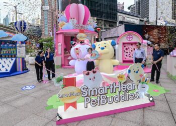 KANOKNART Numpacharoen (dua kiri) ketika gimik pelancaran SmartHeart Pet Buddies di Lot 10, Bukit Bintang di sini, hari ini. - UTUSAN/SYAKIR RADIN
