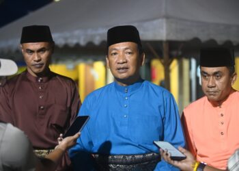 YAHAYA Othman (tengah) ketika ditemui pemberita pada Majlis Berbuka Puasa Polis Diraja Malaysia (PDRM) Kontinjen Pahang di Ibu Pejabat Polis Daerah (IDP) Kuantan di Kuantan, Pahang. - FOTO/SHAIKH AHMAD RAZIF