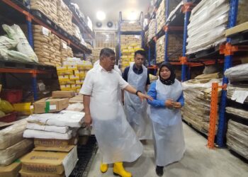 MOHAMAD Sabu (kiri) ketika membuat lawatan di Hab Pengumpulan, Pemprosesan, Penyimpanan dan Pengedaran Ikan (HPPPP) di Kompleks Lembaga Kemajuan Ikan Malaysia (LKIM) Kuala Besut, Besut, Terengganu. - UTUSAN / WAN ZURATIKAH IFFAH WAN ZULKIFLI