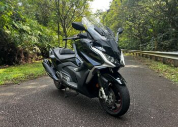 AK550 tampil dengan gaya tajam dan sporty.