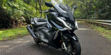 AK550 tampil dengan gaya tajam dan sporty.