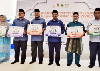 SETIAUSAHA Kerajaan Negeri Sembilan, Datuk Mohd. Zafir Ibrahim (tiga dari kanan), 
Mohd. Shahrom (tiga dari kiri) dan Mufti Kerajaan Negeri Sembilan, Datuk Dr. Faudzinaim Badaruddin, (dua dari kanan) menunjukkan kadar zakat fitrah yang ditetapkan di Negeri Sembilan tahun ini.-UTUSAN/MOHD. SHAHJEHAN MAAMIN.