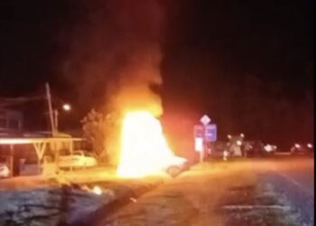 KERETA Proton Preve terbakar dalam kemalangan membabitkan dua buah kenderaan berhampiran Stesen Minyak Petronas Taman Tualang Indah di Mentakab, Temerloh, Pahang.