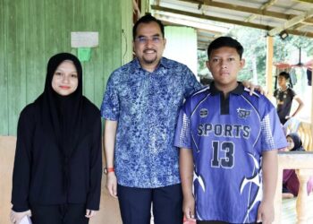 ASYRAF Wajdi Dusuki (tengah) menemui Ruby Adalia Balqis Mohd. Alawi dan Ahmad Balia Murqam di Ulu Dong di Raub, Pahang.