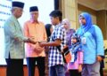 AL-SULTAN Abdullah Ri'ayatuddin Al-Mustafa Billah Shah (kiri) menyampaikan kurniaan sumbangan kepada anak-anak Yayasan Keluarga Malaysia pada Majlis Berbuka Puasa yayasan itu di Hotel Grand Darul Makmur di Kuantan, Pahang. - FOTO/SHAIKH AHMAD RAZIF