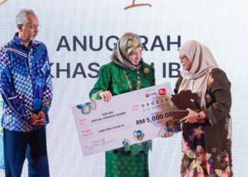 TUANKU Ampuan Pahang, 
Tunku Aziziah Aminah Maimunah Iskandariah (kiri) berkenan menyampaikan Anugerah Khas Seri-Ibu kepada Norita Abbas (kanan) sempena Piala Seri-Ibu Kraf 2026 di sini hari ini.