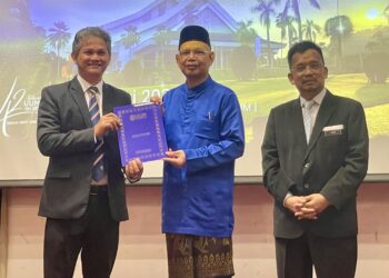 AHMAD Martadha Mohamed (tengah) dalam Majlis Penyampaian Watikah Penjawat Utama dan Amanat Tahun Baharu UUM di Hotel EDC UUM, Sintok di Kubang Pasu.