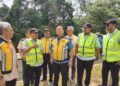 MARHALIM Mohamed (dua dari kiri) memberi penerangan ringkas kepada Alexander Nanta Linggi (tengah) pada Majlis Penyerahan Pembaikan Cerun di Laluan VHF Telapak Buruk di Dataran Bukit Tangga, Jelebu, Negeri Sembilan.