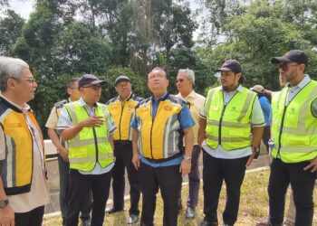 MARHALIM Mohamed (dua dari kiri) memberi penerangan ringkas kepada Alexander Nanta Linggi (tengah) pada Majlis Penyerahan Pembaikan Cerun di Laluan VHF Telapak Buruk di Dataran Bukit Tangga, Jelebu, Negeri Sembilan.