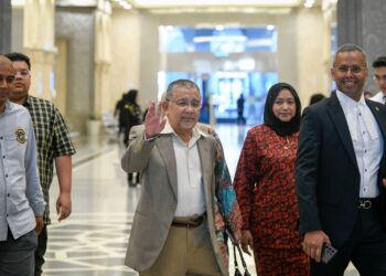 MOHD ISA semasa hadir ke Mahkamah Persekutuan di Putrajaya, di sini hari ini. UTUSAN/FAIZ ALIF ZUBIR