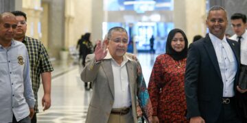 MOHD ISA semasa hadir ke Mahkamah Persekutuan di Putrajaya, di sini hari ini. UTUSAN/FAIZ ALIF ZUBIR