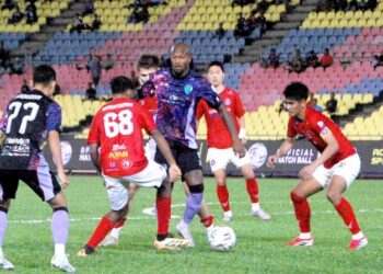 Pemain Terengganu FC, Adonnis Kastaner cuba melepasi kawalan empat pemain Melaka FC dalam aksi Liga Super di Stadium Hang Jebat, kelmarin. UTUSAN/AMRAN MULUP