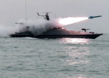 SEBUAH peluru Iran berpandu dilancarkan dari kapal perang dalam ketenteraan di Teluk, 16 Februari lalu. - Foto AFP