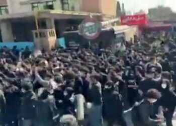 SEKUMPULAN rakyat Iran antikerjaan berdemonstrasi di Universiti Teknologi Amirkabir di Teheran. - Foto AFP