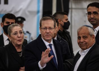 GAMBAR fail Isaac Herzog (tengah) di  Meitar, Israel. - Foto AFP