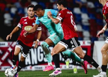 Penyerang JDT, Bergson Da Silva cuba melepasi halangan pemain Sabah FC dalam saingan Liga Super di Stadium Likas, semalam. - IHSAN JOHOR SOUTHERN TIGERS