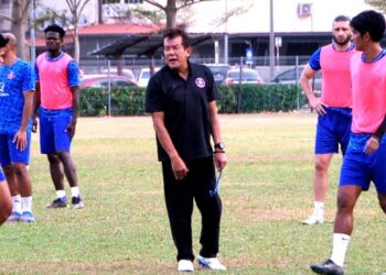 E. Elavarasan mengendalikan sesi latihan skuad Melaka FC di Stadium Hang Tuah sebagai persiapan rapi berdepan Johor Darul Ta’zim (JDT) pada hari ini. - UTUSAN/AMRAN MULUP