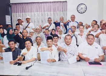 ISA Abd. Hamid (depan bersongkok) mengadakan sidang akhbar mewakili 11 Bahagian Bersatu Johor meletakkan jawatan peringkat bahagian masing-masing serta merta selepas hilang kepercayaan terhadap Presiden, Tan Sri Muhyiddin Yassin.