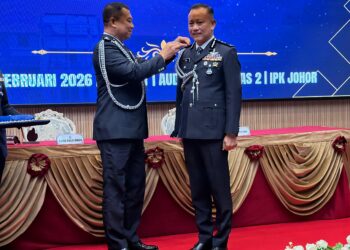 AB Rahaman Arsad memakaikan pangkat kepada Hoo Huan Huat  yang dilantik Timbalan Ketua Polis Johor baharu dalam Majlis Pemakaian Pangkat dan Lapur Diri Timbalan Ketua Polis Johor  Serta Serah Terima Tugas Timbalan Ketua Jabatan Siasatan Jenayah Johor di Ibu Pejabat  Kontinjen Johor, di Johor Bahru, hari ini. - UTUSAN/BAAZLAN IBRAHIM