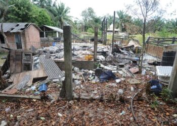 LOKASI penemuan enam rangka manusia dalam sebuah rumah terbiar di kawasan kebun kelapa sawit di Kangkar Pulai, Iskandar Puteri, Johor Bahru. - UTUSAN/RAJA JAAFAR ALI