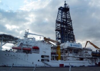 SEDIMEN yang mengandungi unsur nadi bumi dikumpulkan di atas kapal Chikyu. - AFP