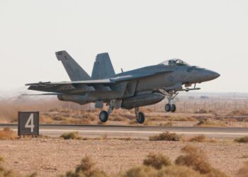 GAMBAR fail sebuah jet pejuang AS, F-18 Super Hornet berlepas dari Pangkalan Udara Muwaffaq Salti, Jordan. - Foto AFP