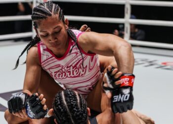 Jihin Radzuan membelasah lawannya dari Brazil, Gabriela Fujimoto dalam pertarungan ONE Championship di Stadium Lumpine, Bangkok, Thailand. - IHSAN ONE CHAMPIONSHIP