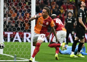 Penyerang Galatasaray, Noa Lang meraikan jaringan gol menentang Juventus dalam pusingan pertama playoff Liga Juara-Juara di Rams Park, Istanbul, semalam. - AFP