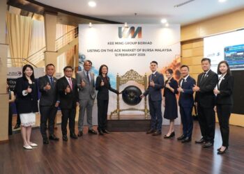 LIEW Kar Hoe (lima dari kanan) bersama barisan pengurusan kanan Kee Ming semasa gimik paluan gong sempena penyenaraian syarikat itu di Pasaran ACE Bursa Malaysia hari ini.