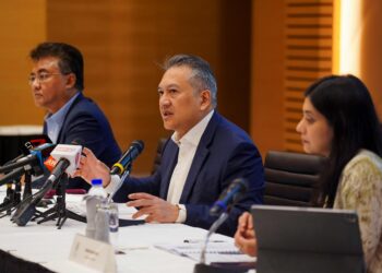 AMIRUL Feisal (tengah) semasa mengumumkan prestasi tahunan Khazanah 2025, hari ini.