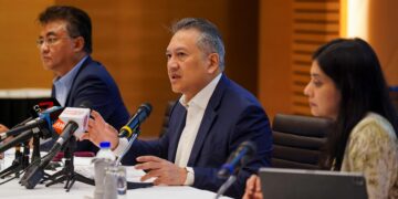 AMIRUL Feisal (tengah) semasa mengumumkan prestasi tahunan Khazanah 2025, hari ini.