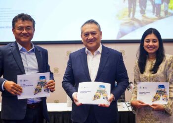 AMIRUL Feisal Wan Zahir (tengah) bersama Ketua Pegawai Pelaburan, Datuk Hisham Hamdan dan Ketua Pegawai Kewangan, Faridah Bakar Ali pada Majlis Taklimat Media Semakan Tahunan Khazanah 2026, di sini, hari ini. - UTUSAN/MOHD FARIZWAN HASBULLAH