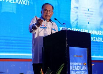 ANWAR Ibrahim berucap dalam Konvensyen Keadilan Selangor di Taman Melawati, Gombak semalam. – MINGGUAN/FARIZ RUSADIO