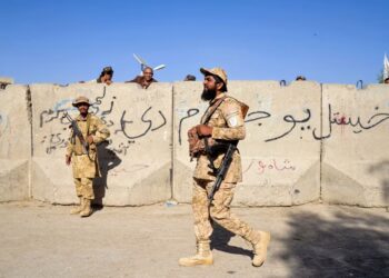 DUA anggota keselamatan Taliban mengawal lintasan ke Afghanistan di Kandahar, tahun lalu. - Foto AFP