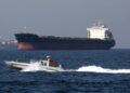 SEBUAH kapal tangki belayar di Selat Hormuz, perairan Iran. - Foto AFP