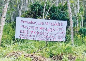 ANTARA sepanduk yang digantung berbaur hasutan digantung di beberapa kawasan di Selatan Thailand.