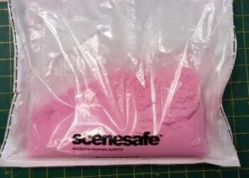 POLIS merampas serbuk kokain merah jambu di  Anfield. - Foto Polis Merseyside