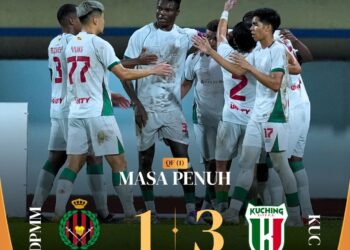 PEMAIN-Pemain Kuching City meraikan kemenangan ke atas Brunei DPMM pada separuh akhir pertama di Bandar Seri Begawan, malam ini.-IHSAN MFL