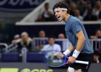 Ben Shelton menjuarai Terbuka Dallas selepas bangkit daripada ketinggalan satu set untuk menewaskan rakan senegara, Taylor Fritz.-AFP