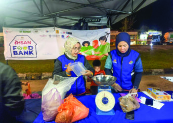 PETUGAS SWCorp menimbang lebihan makanan yang diselamatkan menerusi Program MySaveFood di bazar Ramadan sekitar Kuantan, Pahang.