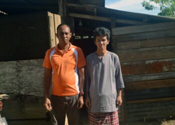 MOHAMAD Yaakub Ting Abdullah (kanan) bersama Sabri di Kampung Batu Balai, Jerantut, Pahang. – UTUSAN/HARIS FADILAH AHMAD
