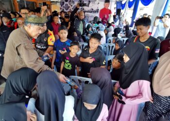 AHMAD ZAHID Hamidi menyampaikan sumbangan kepada anak yatim pada jelajah Road to Ramadhan kawasan DUN Lenggeng di Pantai, Seremban, semalam. – mingguan/MOHD. SHAHJEHAN MAAMIN