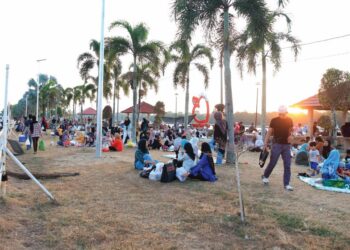 SEBAHAGIAN orang ramai bersama keluarga masing-masing berbuka puasa di Lembah Sireh, Kota Bharu, Kelantan. - UTUSAN/ ROSLIZA MOHAMED