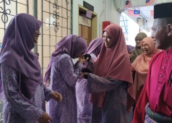 MARHAMAH Rosli bersalaman dengan penghuni rumah kebajikan Yaatim ketika hadir merasmikan Program Ihya’ Ramadan 1447 Hijrah dan Pelancaran Program Pendidikan Yaatim 2026 di Pengkalan Chepa, Kota Bharu, Kelantan. – mingguan/MUSTAQIM MOHAMED
